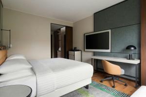 Telewizja i/lub zestaw kina domowego w obiekcie Milan Marriott Hotel