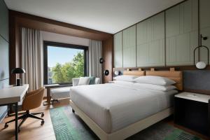 Łóżko lub łóżka w pokoju w obiekcie Milan Marriott Hotel