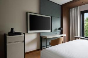 Telewizja i/lub zestaw kina domowego w obiekcie Milan Marriott Hotel