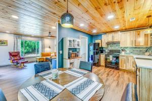Η κουζίνα ή μικρή κουζίνα στο Renovated Franklin Home with Mountain-View Deck!