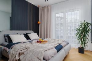 sypialnia z łóżkiem, na którym stoi miska z owocami w obiekcie Apartament Family Green z garażem, klimatyzacją do 6 osób w Warszawie