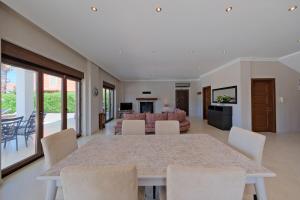 Χώρος καθιστικού στο Large and Lovely Private Villa