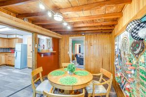 Η κουζίνα ή μικρή κουζίνα στο Deck, Hot Tub and Lake View Brownwood Home!