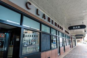 Clarendon Hotel的证书、奖牌、标识或其他文件