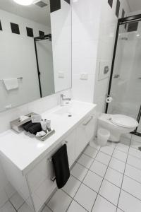 Clarendon Hotel的一间浴室