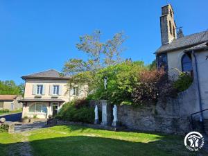 Le VintrouにあるGite communal le vintrou 2の石壁と庭のある古家