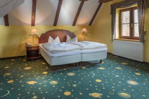 Schlafzimmer mit einem Bett, einem Tisch und einem Fenster in der Unterkunft Hotel Stettiner Hof in Greifswald