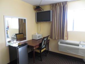 TV a/nebo společenská místnost v ubytování A Fisher's Inn Motel