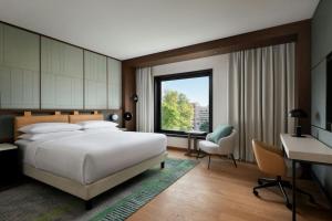 Łóżko lub łóżka w pokoju w obiekcie Milan Marriott Hotel
