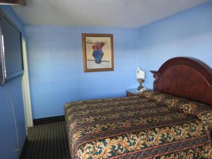 Postel nebo postele na pokoji v ubytování A Fisher's Inn Motel
