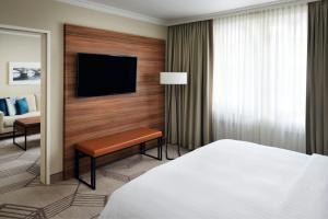 Postel nebo postele na pokoji v ubytování Prague Marriott Hotel