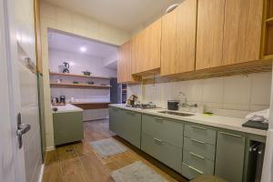 Kuchyň nebo kuchyňský kout v ubytování Lindo e espaçoso apartamento perto da praia de copacabana. + 24 fotografií