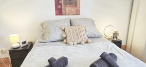 Un dormitorio con una cama con un osito de peluche encima. en Chez Anton, en Bergerac