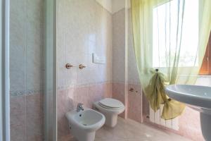 Koupelna v ubytování Villa Laconi + 34 fotografií