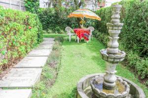 een tuin met een tafel en een parasol bij OtavaloHuasi2 Quito in Quito