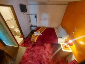 een uitzicht op een kleine slaapkamer met een bed bij OtavaloHuasi2 Quito in Quito