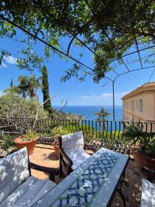 Un patio con mesa y vista al mar. en Casa Francesca Apartment, en Taormina