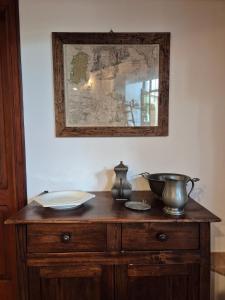 Una mesa de madera con un plato y un cuenco encima. en Casa Francesca Apartment, en Taormina