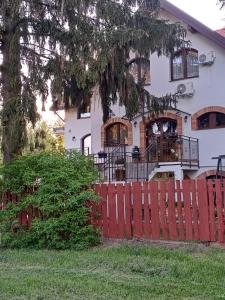 Zahrada ubytování Gościniec Twoje Mazury nad jeziorem Śniardwy tuż obok plaży