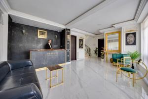 Un uomo in piedi in un bar nella hall di Regraph Hotel a Tbilisi City