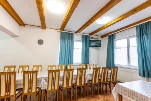 TV a/nebo společenská místnost v ubytování Casa Panorama Sovata