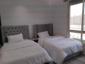 a bedroom with two beds and a window at اطلالة الريان شقة خاصة in Jeddah