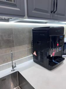 a microwave sitting on a kitchen counter next to a sink at اطلالة الريان شقة خاصة in Jeddah