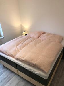 een bed in een kamer met ainyl bij ruhig aber zentral gelegene Ferienwohnung im Erdgeschoß in Dornum