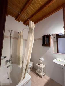Koupelna v ubytování La Casona de Villanueva de Pría