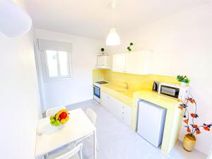 Virtuve vai virtuves zona naktsmītnē Excelent Apartment with Pool