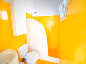 Vannas istaba naktsmītnē Excelent Apartment with Pool