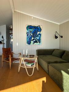 un salon avec un canapé et une table dans l'établissement True Atmosphere With Sea View And Beach, à Idestrup