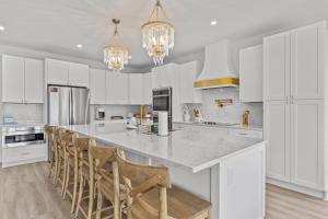 Køkken eller tekøkken på Oceanfront Luxury Private Steps to Beach New + 56 billeder