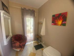 a living room with a chair and a window at L entre cœur des deux mers in Cadillac +15 photos