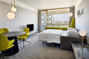 Postel nebo postele na pokoji v ubytování Four Points by Sheraton Munich Arabellapark