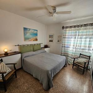 Ένα ή περισσότερα κρεβάτια σε δωμάτιο στο Appartamento Mitjorn, a 500 mt dalla spiaggia