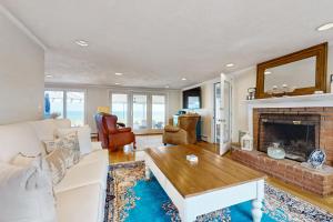 un salon avec un canapé blanc et une cheminée dans l'établissement Ocean House, à Nameloc Heights