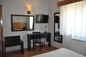 Uma TV ou centro de entretenimento em Hotel Covilhã Jardim