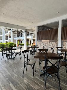 a group of tables and chairs in a restaurant at Hotel Mercy in San Juan La Laguna