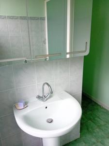une salle de bains avec un lavabo blanc et un miroir dans l'établissement La Maison De Carmensac, à Meyrals 11 autres photos