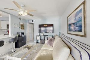 Una sala de estar con un sofá y un ventilador de techo. en Aloha at Pompano #19, en Pompano Beach