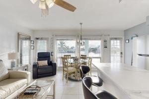 una sala de estar con un sofá y una mesa en Aloha at Pompano #19, en Pompano Beach