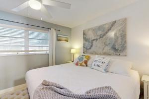 Un dormitorio con una cama blanca y una ventana. en Aloha at Pompano #19, en Pompano Beach 25 fotos más