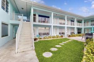 una casa con escalera y patio en Aloha at Pompano #19, en Pompano Beach