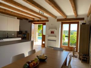 Villa Gornje Baredine 12にあるキッチンまたは簡易キッチン