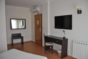 Uma TV ou centro de entretenimento em Hotel Covilhã Jardim
