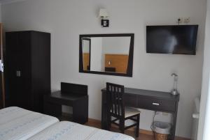 Uma TV ou centro de entretenimento em Hotel Covilhã Jardim