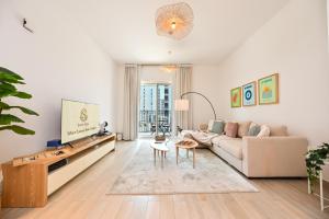 Posezení v ubytování Yas Canal 2 Premium Apartment Near the Canal and F1