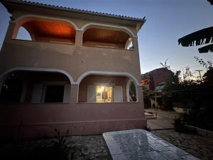 una casa con una grande finestra sul lato di Villa Sunrise a Laganas