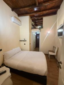 A bed or beds in a room at Piazza di Spagna Apartment